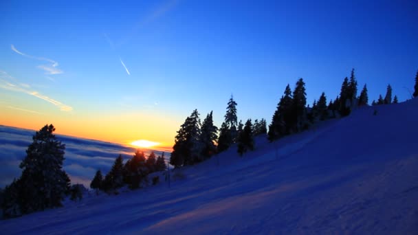 Esquí Centro Esquí Alta Montaña Invierno Frío Puesta Sol Con — Vídeo de stock