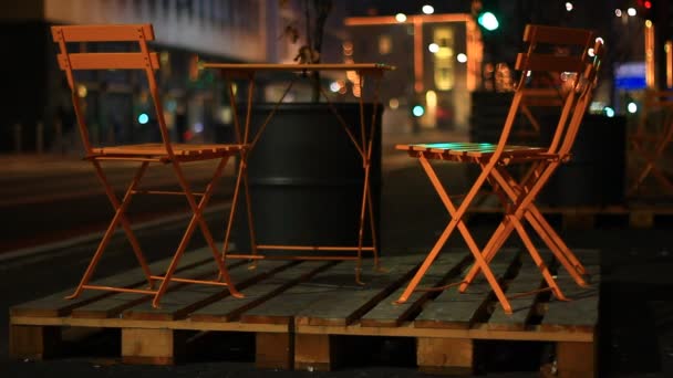 Άδειο Τραπέζια Και Καρέκλες Στην Πόλη Νύχτα — Αρχείο Βίντεο