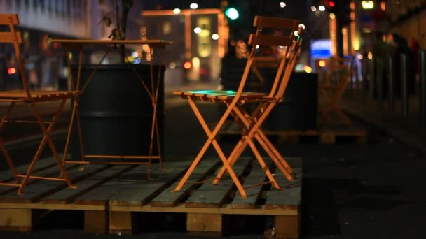 夜晚城市里空荡荡的桌子和椅子 — 图库视频影像