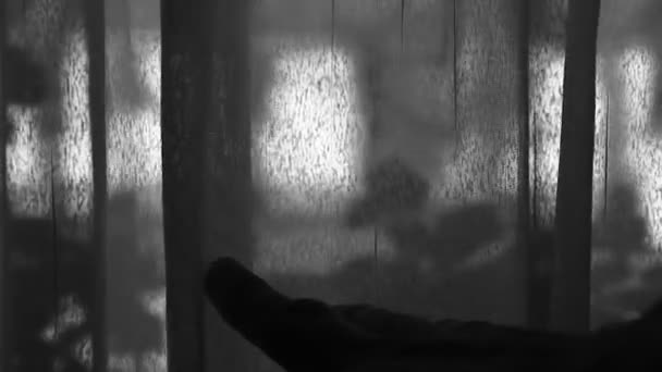 Depressão Uma Mão Palma Masculina Vidro Janela Afligido Sair — Vídeo de Stock