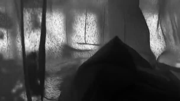 抑郁症 一只雄性棕榈手放在窗玻璃上 怕出门呀 — 图库视频影像