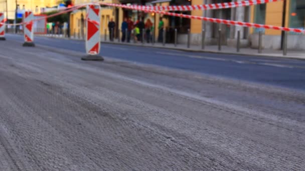 Jobbar Gatan Grävmaskiner Arbetare Gatan Stängd — Stockvideo