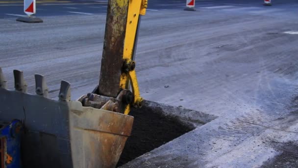 Machines Lourdes Travaillant Reconstruction Une Route Dans Ville — Video