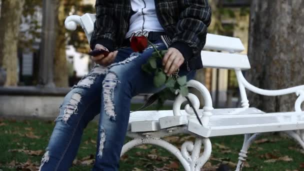 Mujer Esperando Una Fecha Con Una Rosa Sus Manos — Vídeos de Stock