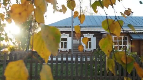 Huis van de priester in het vaderland van de dichter Sergei Yesenin. Oude Russische log hut. Vaderland van Sergei Esenin, Konstantinovo, Ryazan region, Rusland — Stockvideo