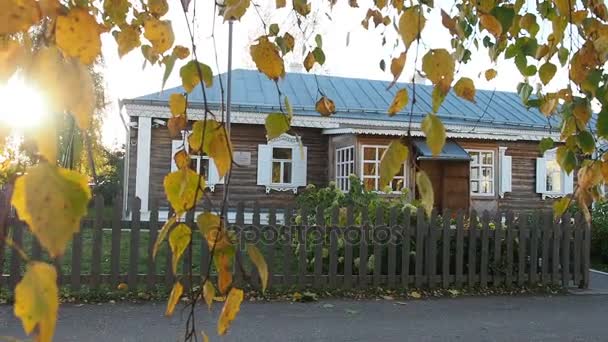 Casa del sacerdote en la patria del poeta Sergei Yesenin. Antigua cabaña de madera rusa. Patria de Sergei Esenin, Konstantinovo, región de Ryazan, Rusia — Vídeo de stock