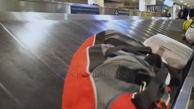 Rusya, Domodedovo - 29 Eylül 2016: Konveyör bant Bagaj havaalanında iddia ediyor. Bagaj makbuzu. Havaalanı Bagaj iddia Bagaj konveyör iplik ile.