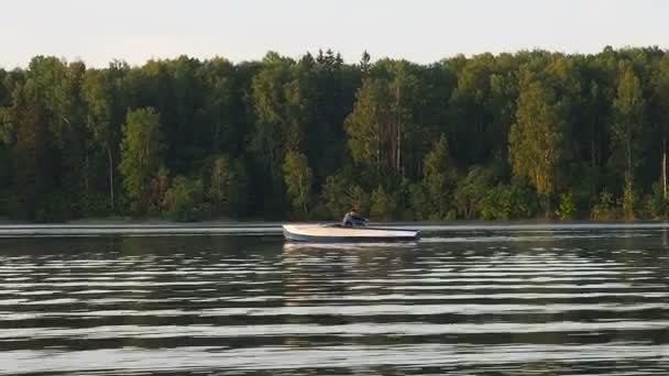 Alone man riding on a rowing boat on the lake dusk time. Sunset sunrise on the lake. Leisure nature concept — Stock Video