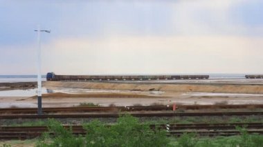 Tren izledi yük vagonları ile yük taşır. Lokomotif tuz tuzlu göl Baskunchak taşır.