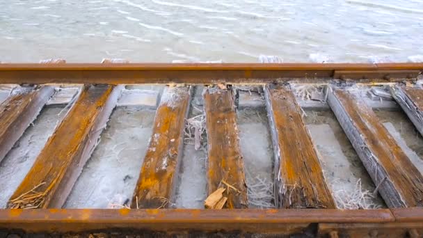Velhos trilhos enferrujados e dormentes cobertos com sal. Lago Baskunchak. Corrosão nos carris da ferrovia — Vídeo de Stock