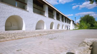 Birlikte tatil sırasında şehirde bir güneşli gün boyunca yürüyüş genç çekici çift.