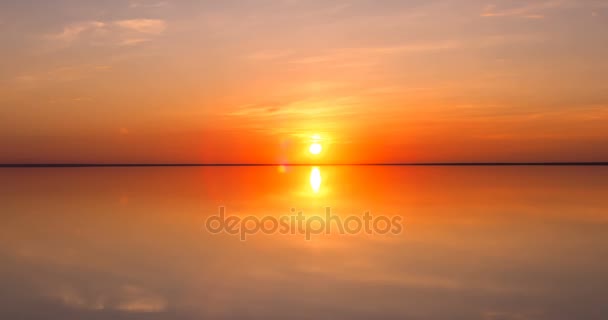 Paysage timelapse beau coucher de soleil doré ciel solt lac saline Elton Baskunchak 4k UHD. Le soleil se couche derrière l'horizon 