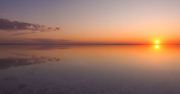 Paysage timelapse beau coucher de soleil doré ciel solt lac saline Elton Baskunchak 4k UHD. Le soleil se couche derrière l'horizon — Video