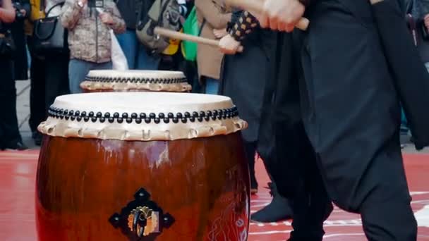 Muzikanten drummers spelen taiko drums chu-daiko buitenshuis. Volksmuziek van cultuur van Azië Korea, Japan, China. — Stockvideo