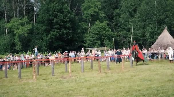 RITTER WEG, MOROZOVO, JUNHO 2016: Festival da Idade Média Europeia. Joust medieval com cavaleiros em um chifre em armadura e traje . — Vídeo de Stock