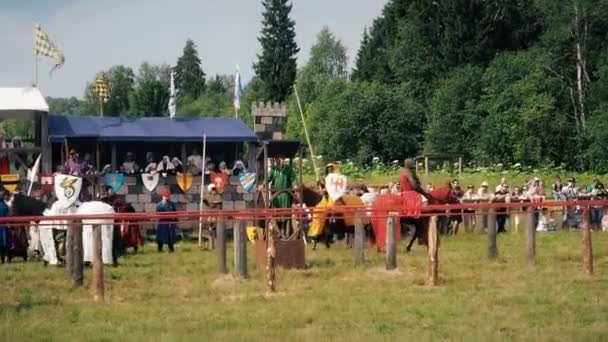 Festivalen av den europeiska medeltiden. Medeltida joust med riddare på en hors i pansar och kostym. — Stockvideo