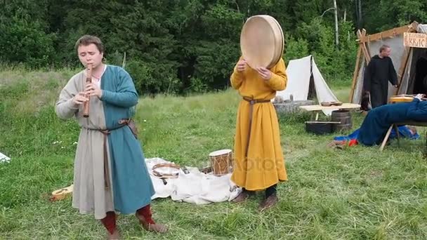 Ritter weg, morozovo, Juni 2016 Festival des europäischen Mittelalters. Künstler spielen Tamburin und Flöte vor dem Hintergrund des grünen Waldes — Stockvideo