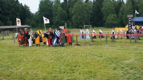 Ritter Weg, Morozovo, juni 2016: Verkleed optocht van kunstenaars mensen in de kostuums van middeleeuws Europa. Parade van ridders — Stockvideo