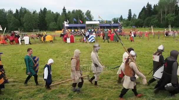 Ritter Weg, Morozovo, Haziran 2016: Ortaçağ Avrupa'nın kostümleri sanatçılar insanların alay kıyafetler. Geçit şövalyeler — Stok video