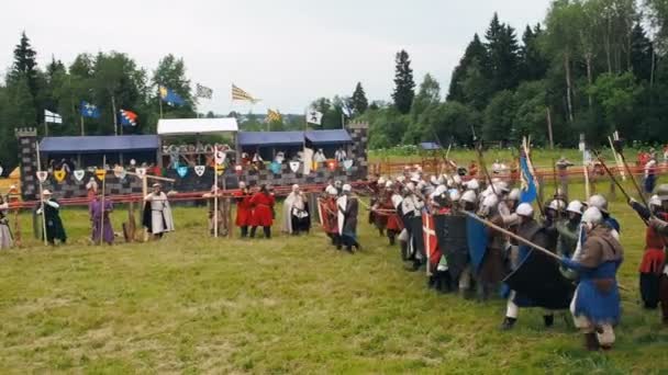Ріттер Weg, Morozovo, червень 2016: Фестиваль Європейське середньовіччя. Середньовічні лицарський турнір з лицарів і Спірс в броню і костюм боротьби стіни до стіни — стокове відео