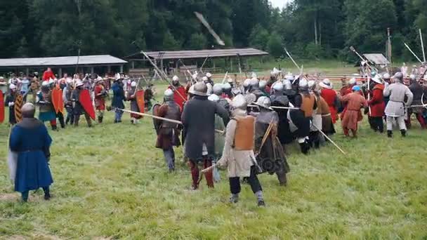 RITTER WEG, MOROZOVO, JUNHO 2016: Festival da Idade Média Europeia. Joust medieval com cavaleiros e lanças em armadura e traje luta parede a parede — Vídeo de Stock