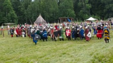 Ritter Weg, Morozovo, Haziran 2016: Avrupa Ortaçağ Festival. At ve zırh ve kostüm mücadele duvardan duvara spears ile Ortaçağ Polemiğe girmek