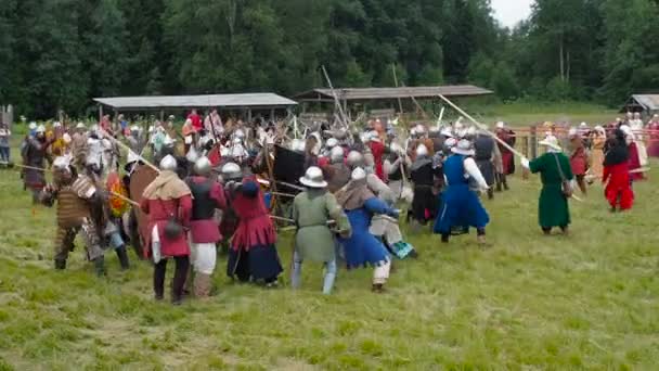 RITTER WEG, MOROZOVO, JUNIO 2016: Festival de la Edad Media Europea. Justa medieval con caballeros y lanzas en armadura y disfraces de pared a pared — Vídeos de Stock
