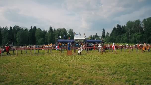 Ritter Weg, Morozovo, juni 2016: Festival av den europeiska medeltiden. Medeltida joust med riddare på en hors i pansar och kostym. — Stockvideo