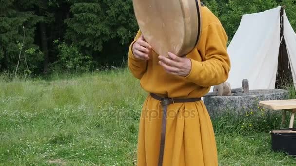 Artista tocando la pandereta frente al fondo del bosque verde — Vídeos de Stock