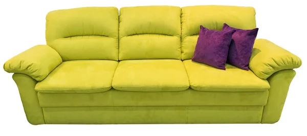 Green lime sofa z poduszką. Kanapa miękkiej cytryny. Klasyczny pistacja divan na na białym tle. Velvet ALOVA żółty tkaniny na sofie — Zdjęcie stockowe