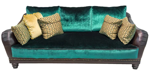 Grünes Sofa mit Kissen. weiche smaragdgrüne Couch. klassische Diwan auf isoliertem Hintergrund. Samt Velor Leder Stoff Sofa — Stockfoto