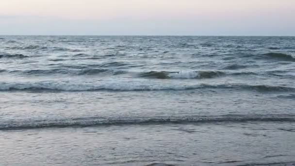 Movimiento lento de las olas en el mar — Vídeos de Stock