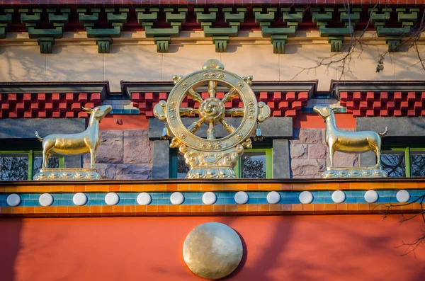 Dharmacakra - Dharma tekerlek ve Budizm, Hinduizm, Jainizm iki kimliği belirsiz erkek