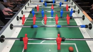 Masa futbol oyunu saldırısında başlaması. Langırt oynayan genç insanlar. Açık viev