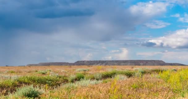 El paisaje en una cantera. Movimiento de nubes blancas en el cielo azul. El coche viaja por la carretera polvorienta. Timelapse hermosas nubes de paisaje sobre el campo verde — Vídeos de Stock