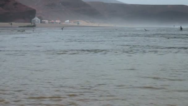 孤独な漁師は、モロッコの大西洋の釣りから返します。霧の中で釣り竿と水に行く — ストック動画