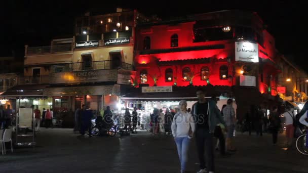 Marakeş, Fas - 16 Eylül 2016: Gece Jemaa el Fna squre. İnsanlar gece Meydanı çevresinde yürüyüş — Stok video