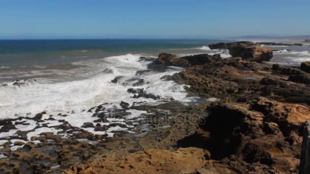 Ocean scenérií malebných Maroko od pláže. Wave bije na kamenech. Maroko, Casablanca — Stock video