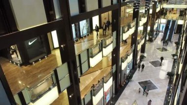 Moskova, Rusya - Nisan 2017: alışveriş merkezi Crocus City Mall, metropolde büyük alışveriş merkezinde yürüyen insanlar