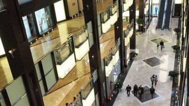 Moskova, Rusya - Nisan 2017: alışveriş merkezi Crocus City Mall, metropolde büyük alışveriş merkezinde yürüyen insanlar