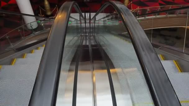 Gros plan de l'escalier vide en mouvement qui monte et descend. Escalier moderne escalator, qui se déplace à l'intérieur. escaliers roulants en haut et en bas — Video