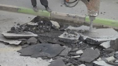 Yol yüzeyi bölümünde onarmak. Hidrolik çekiç kesici tarak asfalt katman kaldırıma stone yakınındaki yok üzerinde