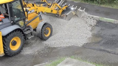 Domodedovo, Rusya Federasyonu - 17 Mayıs 2017: Bir buldozer moloz yığını taşlama. Erkekler işte. Onarım ve yollarının yapımı. Kaldırım asfalt kaplama