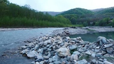 Temiz dağ nehir güçlü bir akım ile hızla Kafkas dağlarından akan 
