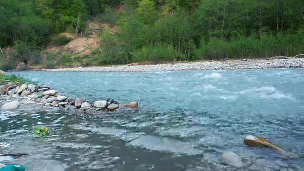 Rio Limpo da Montanha Com Fortes Fluxos de Corrente Rapidamente Das Montanhas do Cáucaso — Vídeo de Stock