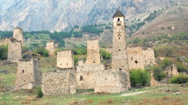 Látvány tornyok és védekező tornyokat az Észak-Kaukázusban. Történelmi monumentális középkori épületek, a hegyek között — Stock videók
