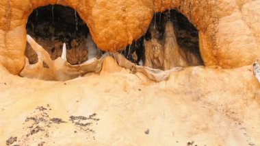 Traverten teraslarda. Maden suyu akar dağlarda bir bahar doğal olarak. Güzel doğa. Mineral Springs