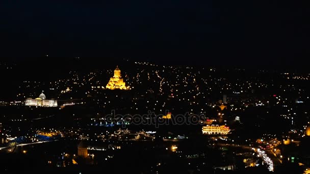 オールド ナイト ヨーロッパの都市を上から表示します。夜の道で車の動き。旧市街の夜の光 — ストック動画