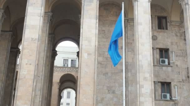 Flagge der Europäischen Union weht vor dem Verwaltungsgebäude — Stockvideo