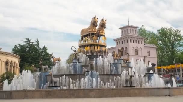 Colchis fontän i centrum av David Agmashenebeli torget. Kutaisi, Georgien — Stockvideo